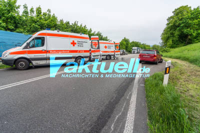 Vier Verletzte nach heftigem Crash mit drei Fahrzeugen auf der B312 bei Bempflingen - PKW bleibt auf dem Dach liegen