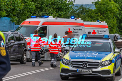 Vier Verletzte nach heftigem Crash mit drei Fahrzeugen auf der B312 bei Bempflingen - PKW bleibt auf dem Dach liegen