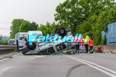 Vier Verletzte nach heftigem Crash mit drei Fahrzeugen auf der B312 bei Bempflingen - PKW bleibt auf dem Dach liegen