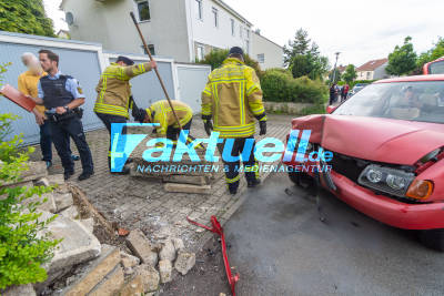 Nürtingen: Übermüdung? PKW fährt in Mauer eines Vorgartens - Feuerwehr packt an - Fahrer wurde schwarz vor Augen