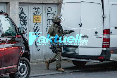 SEK stürmt Wohnung in Bad-Cannstatt - Polizei sucht Drogen und Waffen - Gefunden wurde nichts
