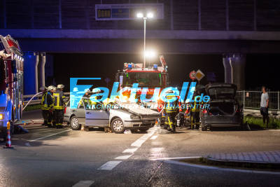 Schwerer Frontal-Crash unter der A8 bei Weilheim - Crash-Rettung, ein schwer Verletzter