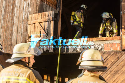 Erneuter Scheunenbrand in Weissach im Tal fordert Feuerwehr