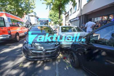 Unfall mit 5 Fahrzeugen endet im Schaufenster: PKW wird gerammt und schleudert gegen Motorrad und zwei weitere PKW in Ostfildern!