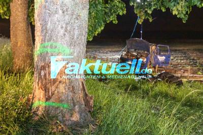 Tödlicher Unfall: Pizzalieferant kracht mit Dach gegen Baum - Fahrer aus Auto geschleudert und sofort tot