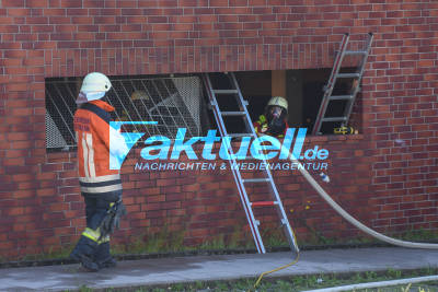 Tiefgaragenbrand in Ostfildern: PKW brennt in großer Garage von Mehrfamilienkomplex aus - Bewohner evakuiert
