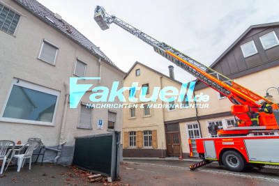 Erst schlägt der Blitz durchs Dach, dann beginnen, Gasleitungen im Keller zu brennen - Teile der Kirchheimer Innenstadt abgesperrt