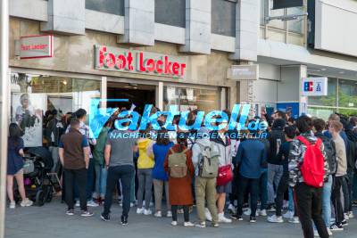 Schlange auf der Königsstraße in Stuttgart: Jugendliche warten auf Adidas Yeezy Boost 350 v2 “Black”