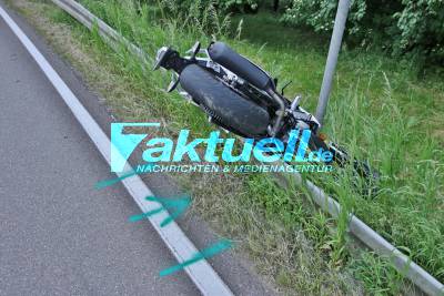 [Infoupdate] Schwerer Motorradunfall in Berglen - Motorradfahrer übersieht abbiegenden Pkw und kracht gegen Verkehrsschild