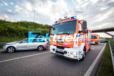 Schwerer Auffahrunfall auf der A8 in der Ausfahrt Flughafen kurz vor dem Boschparkhaus, 1 Person musst von der Feuerwehr aus dem Auto befreit werden