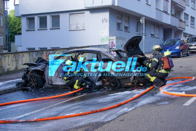 Stuttgart Mitte: Fahrzeug brennt nach Defekt vollständig aus