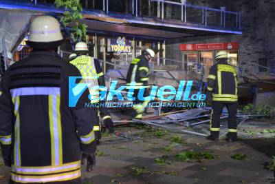 Großes Baugerüst am Hauptbahnhof Pforzheim auf Gehweg gestürzt