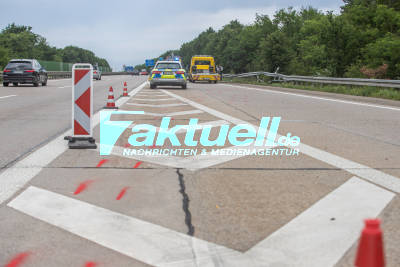 Nach Verfolgungsjagt mit der Polizei auf der A6: Schweizer kracht gegen Leitplanke und überschlägt sich - Fahrer schwer verletzt