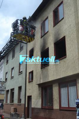 Wohnungsbrand in Pforzheim: Dramatische Rettung durch Feuerwehr mit Fluchthauben