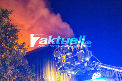 Meterhohe Flammen in Esslingen: Feuer greift von Holzschuppen auf Wohnhaus über und zerstört es vollständig