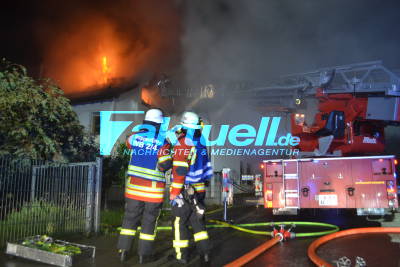 Landkreis Karlsruhe: Gebäude-Vollbrand in Waldbronn-Reichenbach - Flammen meterhoch!