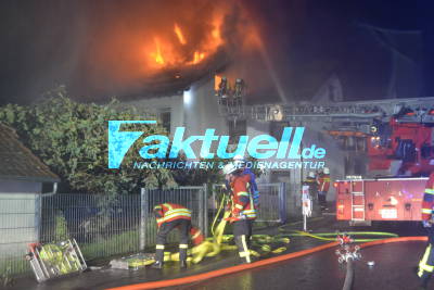 Landkreis Karlsruhe: Gebäude-Vollbrand in Waldbronn-Reichenbach - Flammen meterhoch!