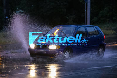 Andauernder Regen setzt Straßen unter Wasser - Autos fahren durch Überflutungen in Waiblingen