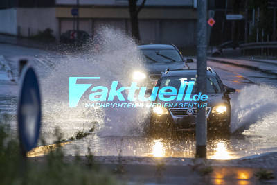 Andauernder Regen setzt Straßen unter Wasser - Autos fahren durch Überflutungen in Waiblingen