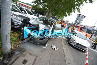 Frau stirbt nach Unfall in Esslingen: 19 jähriger übersieht PKW mit Senioren, dieser schleudert gegen Laterne, Rettungshubschrauber fliegt schwer Verletzen ins Krankenhaus