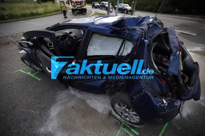 PKW kracht gegen Blitzermast - Person aus Auto geschleudert - 2 Schwerverletzte - Rettungshubschrauber im Einsatz