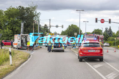 PKW kracht gegen Blitzermast - Person aus Auto geschleudert - 2 Schwerverletzte - Rettungshubschrauber im Einsatz