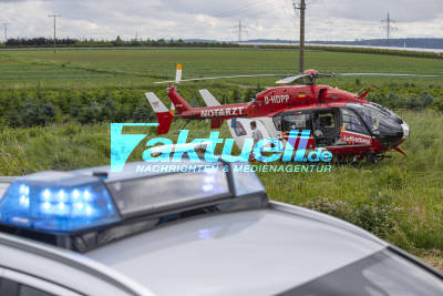 PKW kracht gegen Blitzermast - Person aus Auto geschleudert - 2 Schwerverletzte - Rettungshubschrauber im Einsatz