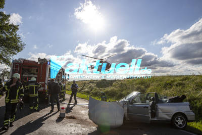 Überholt trotz Überholverbot: Autos krachen frontal zusammen - 2 Schwerverletzte - Rettungshubschrauber im Einsatz