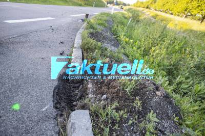 Tödlicher Motorradunfall - Biker verliert Kontrole und kracht über Randstein in Graben - Fahrer überschlägt sich und ist sofort tot