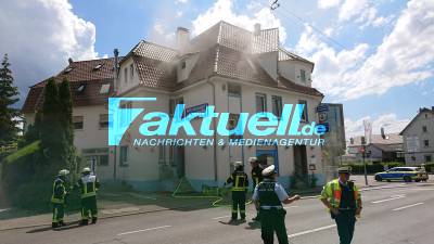 Kellerbrand in Hotel - starker Rauch breitet sich im ganzen Haus bis in Wohnungen aus - zwei Rauchgas-Verletzte - kleiner Hund gerettet