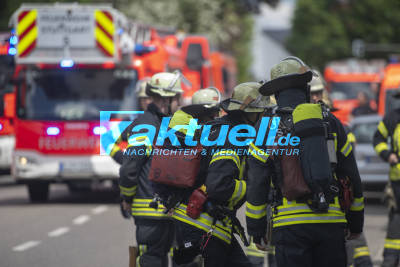 Kellerbrand in Hotel - starker Rauch breitet sich im ganzen Haus bis in Wohnungen aus - zwei Rauchgas-Verletzte - kleiner Hund gerettet