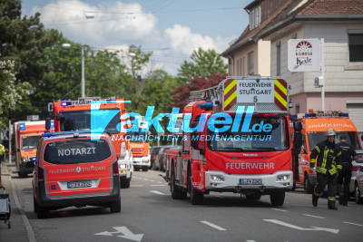 Kellerbrand in Hotel - starker Rauch breitet sich im ganzen Haus bis in Wohnungen aus - zwei Rauchgas-Verletzte - kleiner Hund gerettet
