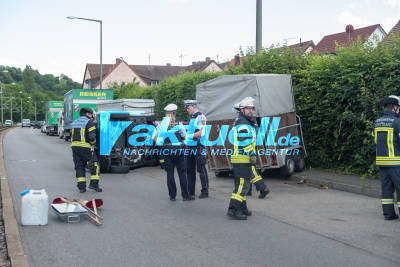 Stuttgart-Münster, Neckartalstrasse: Unfall, Fahrer erleidet Sekundenschlaf und kracht gegen parkenden Anhänger, Auto landet auf der Seite. 