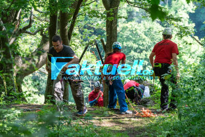 16-Jähriger Kletterer stürzt 8 Meter in die Tiefe - spektakuläre Rettung von Bergwacht mit Polizeihubschrauber an der Kesselwand in Lenningen-Schopfloch