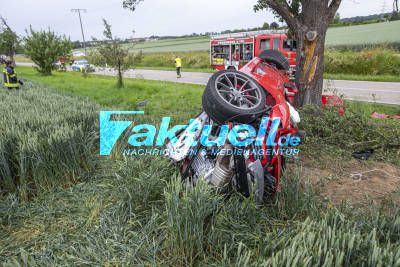 Knapp dem Tod entkommen: Porsche GT4 kracht mit Heck gegen Baum - 2 Schwerverletzte
