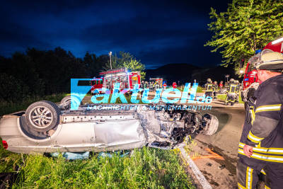 Schwerer Frontalcrash wegen Alkoholeinfluss? BMW contra BMW, ein Fahrer schwerst eingeklemmt - Rettungshubschrauber mit Nachtsichtgerät