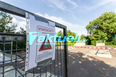 Gefährlicher Eichenprozessionsspinner macht sich im Landkreis Esslingen breit: Spielplatz in Denkendorf von Feuerwehr abgesperrt - Bilder der Larven und Absperrung