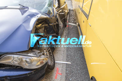 Stadtbahn kracht an Bahnübergang mit BMW zusammen