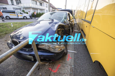 Stadtbahn kracht an Bahnübergang mit BMW zusammen