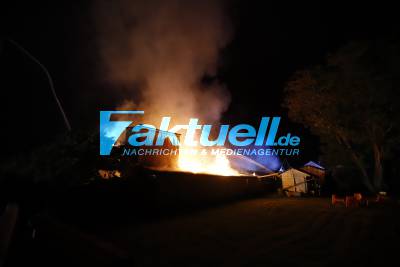 Große Werkstatt steht im Gewitter lichterloh in Brand - Flammen schlagen meterhoch in den Himmel - Feuerwehr während Starkregen im Grosseinsatz