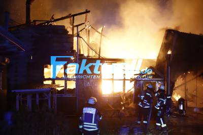 Große Werkstatt steht im Gewitter lichterloh in Brand - Flammen schlagen meterhoch in den Himmel - Feuerwehr während Starkregen im Grosseinsatz