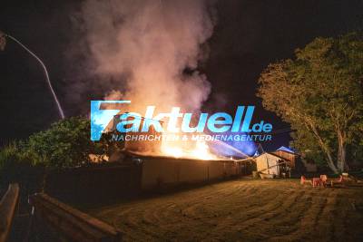 Große Werkstatt steht im Gewitter lichterloh in Brand - Flammen schlagen meterhoch in den Himmel - Feuerwehr während Starkregen im Grosseinsatz