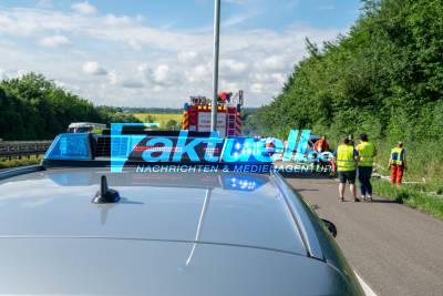 A81 bei Pleidelsheim: Lkw überschlägt sich nach Reifen-Defekt - Beifahrer getötet