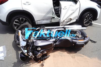 PKW übersieht Motorrad: Harley Davidson kracht in PKW-Fahrertüre und wird schwer verletzt