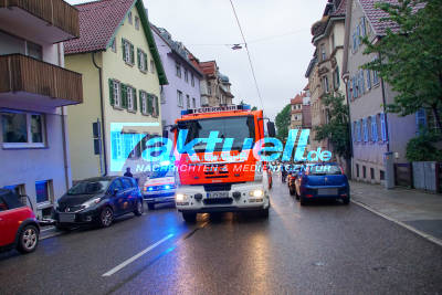 Stuttgart Süd: PKW kommt von Strasse ab und prallt gegen Gebäude