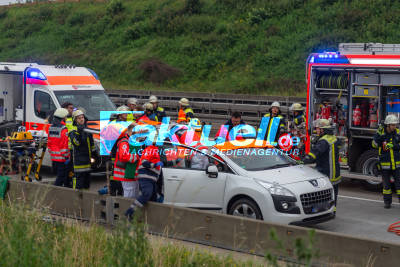 Fünf teils schwer Verletzte nach heftigem Auffahrunfall auf der A8 bei Kirchheim/Teck am Morgen - Rettungshubschrauber im Einsatz