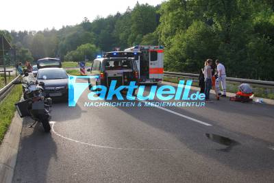 Sozia fällt beim Überholen von Motorrad - Fahrer verunfallt ebenfalls