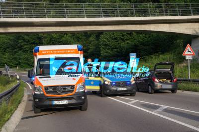 Sozia fällt beim Überholen von Motorrad - Fahrer verunfallt ebenfalls