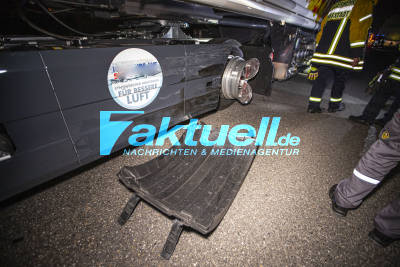 Heftiger Crash fordert Schwerverletzten: Jaguar SUV kracht gegen Tanklastzug - Fahrer schwer verletzt eingeklemmt