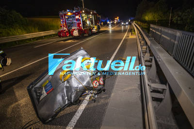 Heftiger Crash fordert Schwerverletzten: Jaguar SUV kracht gegen Tanklastzug - Fahrer schwer verletzt eingeklemmt